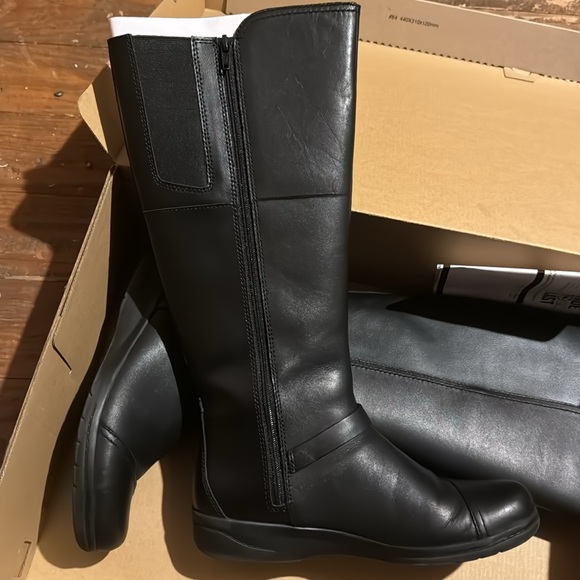 Clark’s boots,Size 7 - Picture 4 of 5